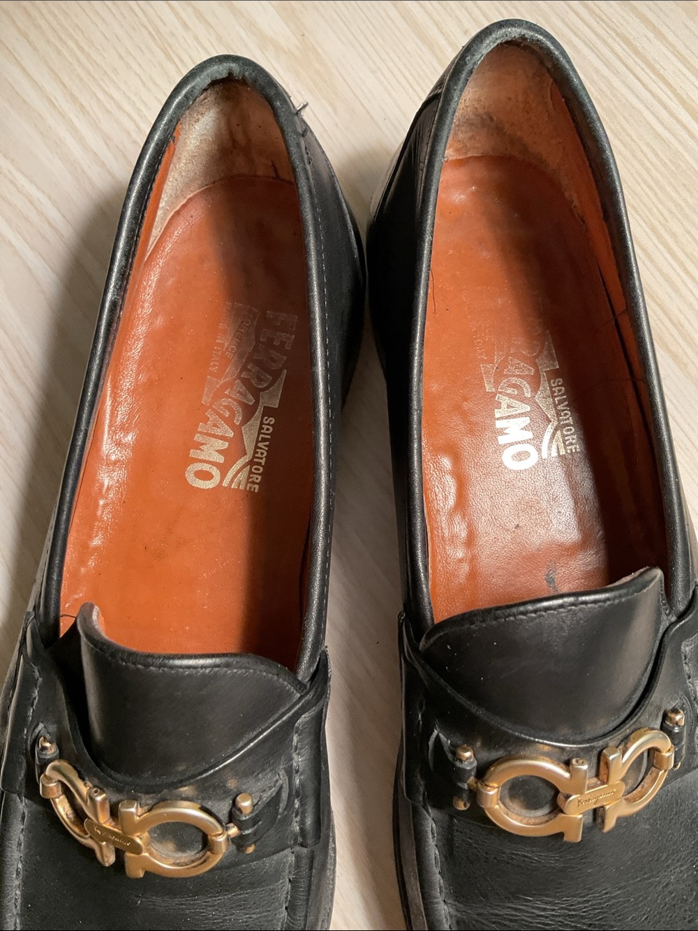 Salvatore Ferragamo Black Leather Loafers with Gold Gancini Hardware Size 9 1/2D - Picture 2 of 5